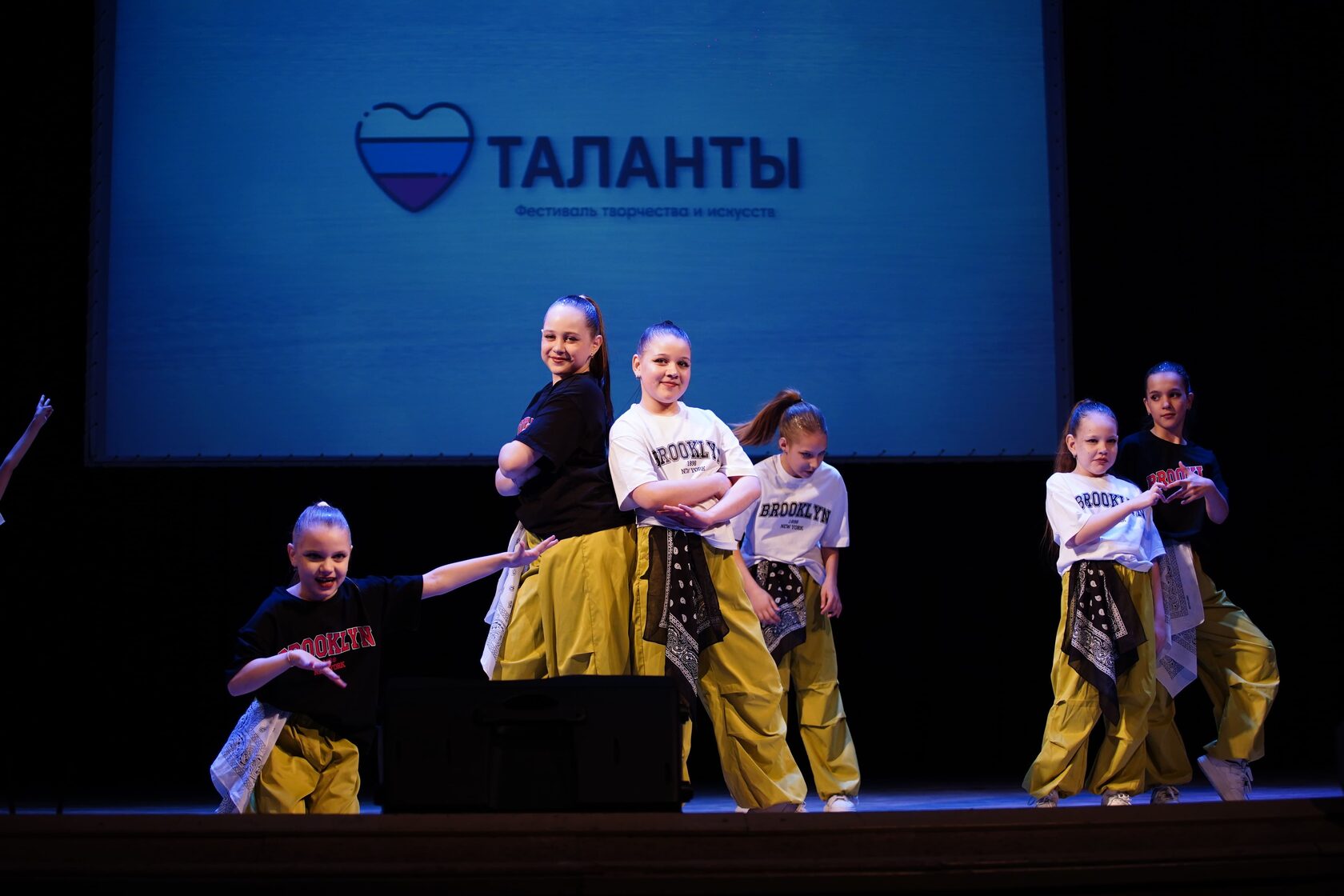 Театральный коллектив выступает с реквизитом на сцене фестиваля «Таланты», архив