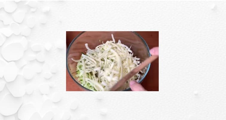 Приготовление омлета с кабачком и сыром на сковороде: шаг 7