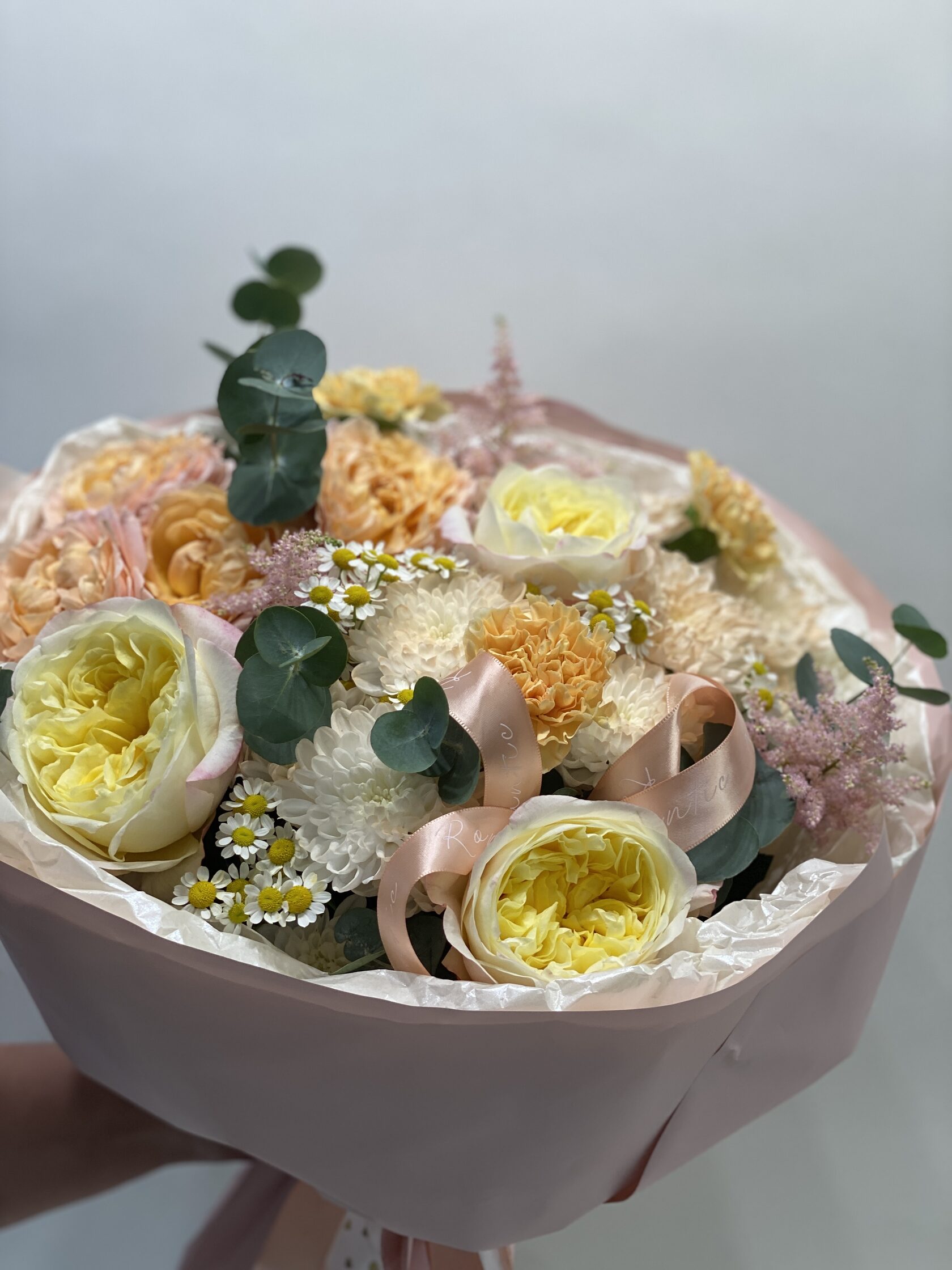 красивый сборный букет с желтыми розами