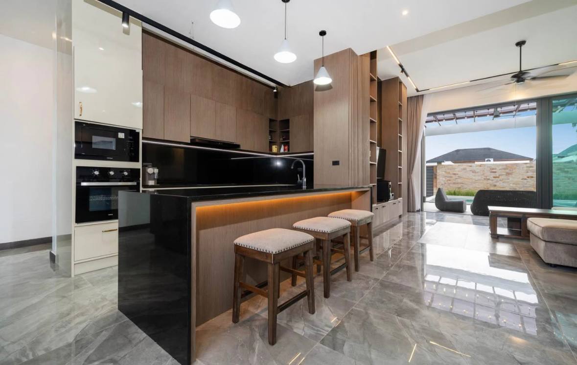 Полностью оборудованная кухня с современной техникой.