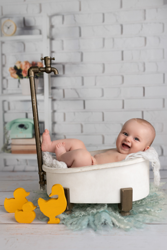 малыши в корзинке / в корыте