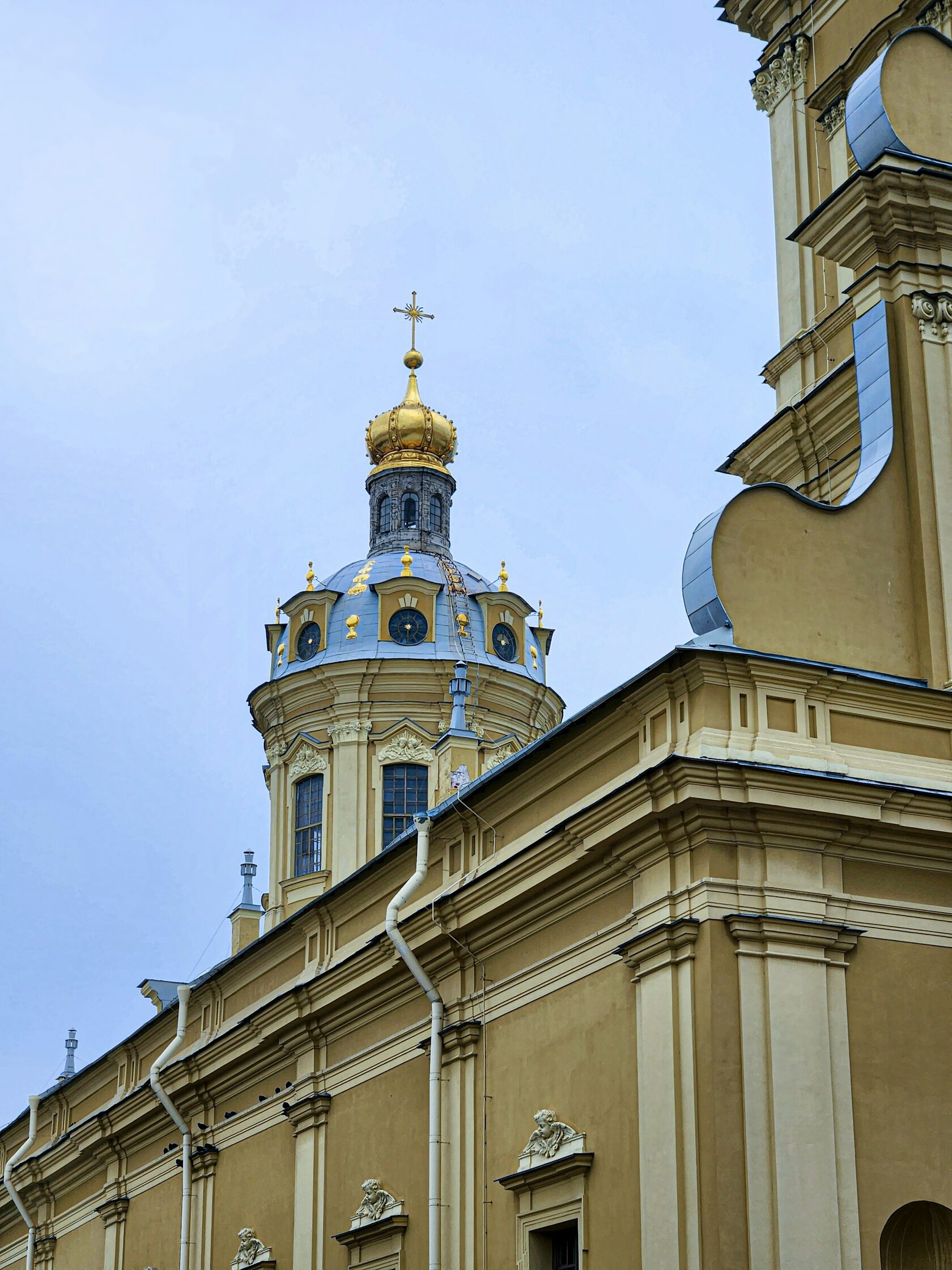 Собор Святых апостолов Петра и Павла, Петропавловская крепость, река Нева, Россия, Санкт-Петербург, Петроградский район