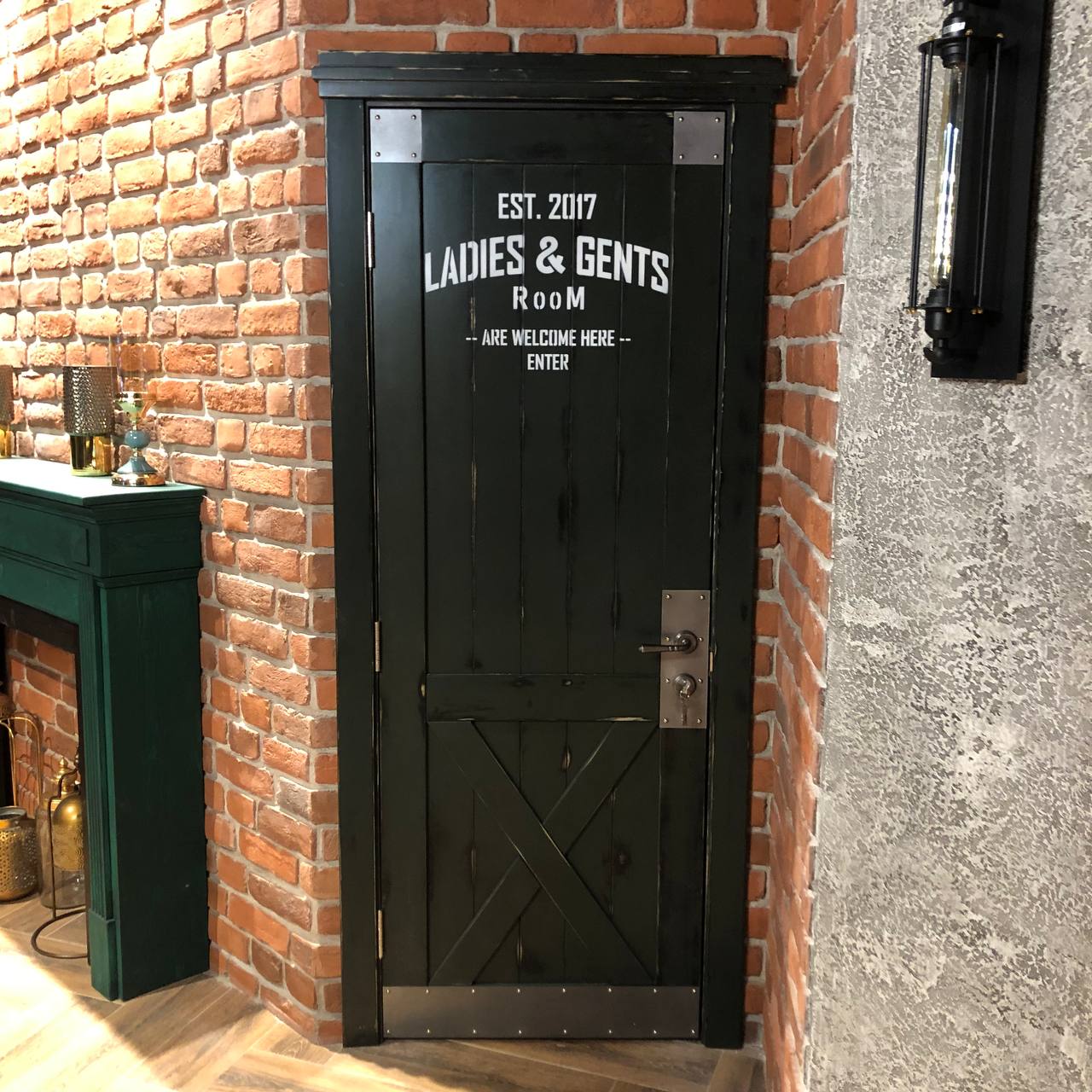 Распашная дверь на петлях