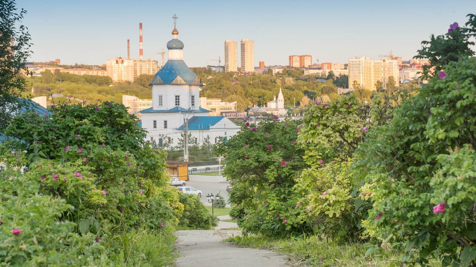 Аллея у Успенской церкви в Чебоксарах
