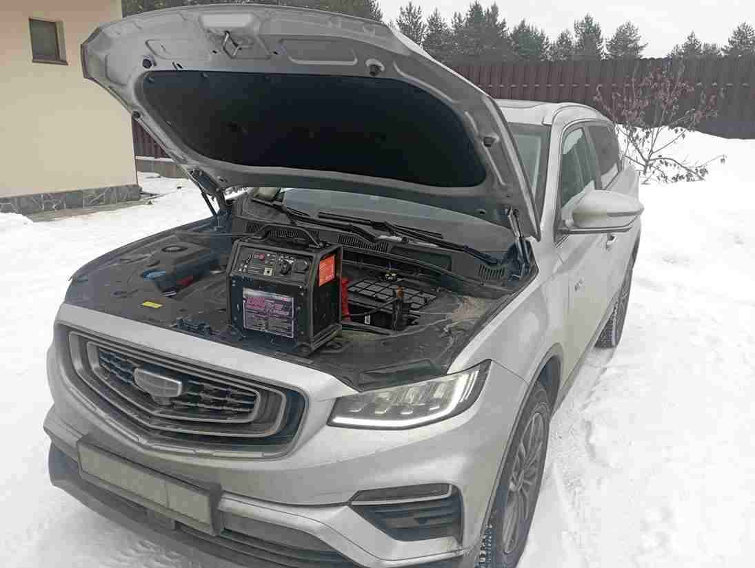 Запустили двигатель, прикурили аккумулятор Geely Atlas в поселке Коробицыно в Выборгском районе Ленинградская область