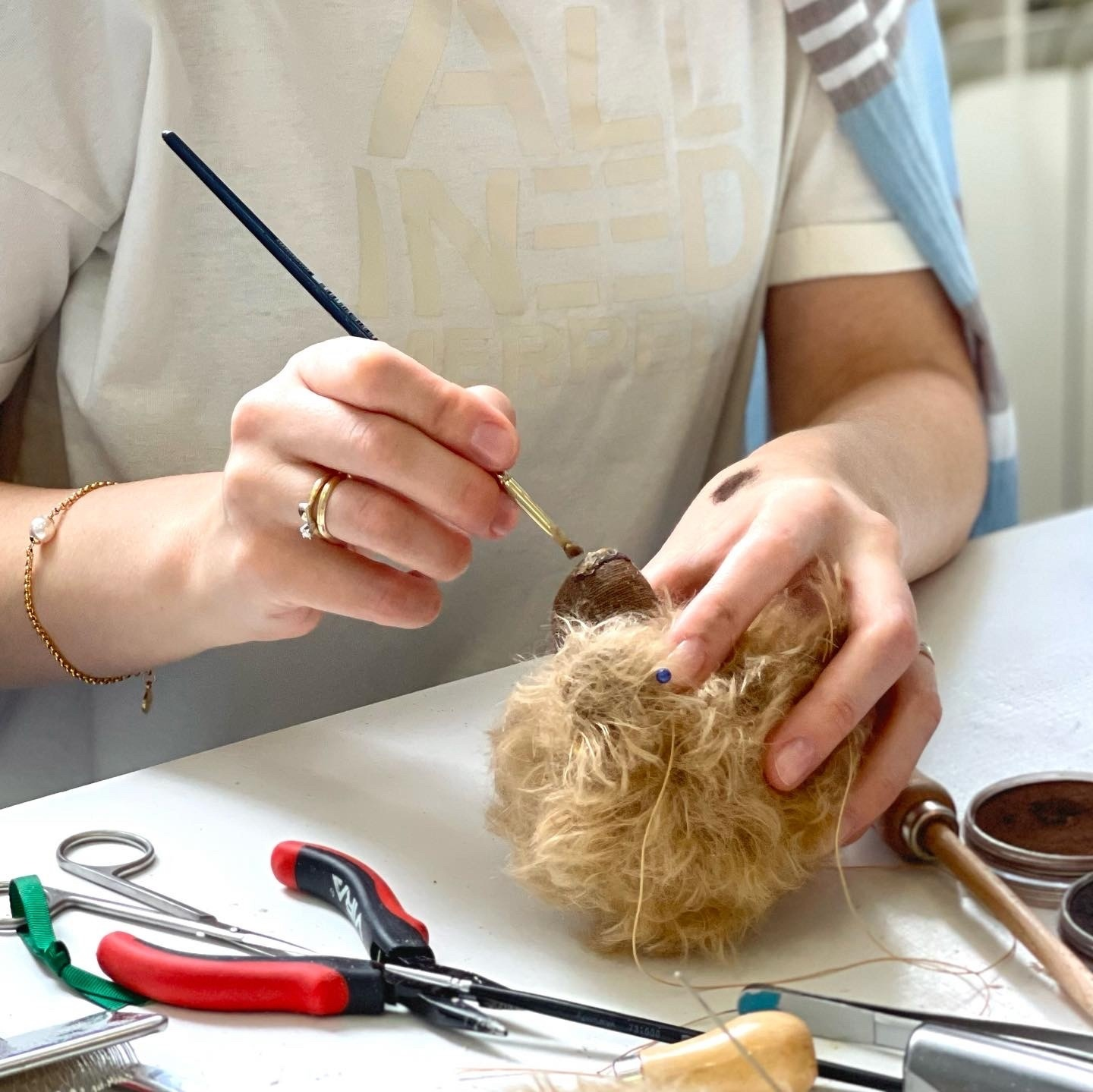 Привет! Меня зовут Лариса Гаврикова и я создаю авторские игрушки ручной работы в стиле мишек Тедди, а еще учу этому всех желающих на своих онлайн курсах и очных мастер-классах.