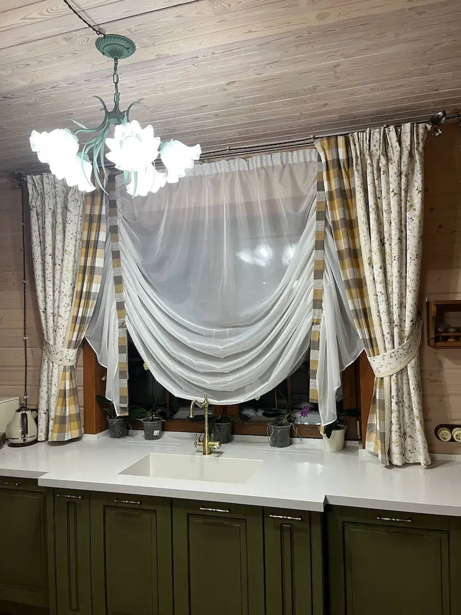 Пошив французских и австрийских штор для кухни в загородном коттедже, Московская область