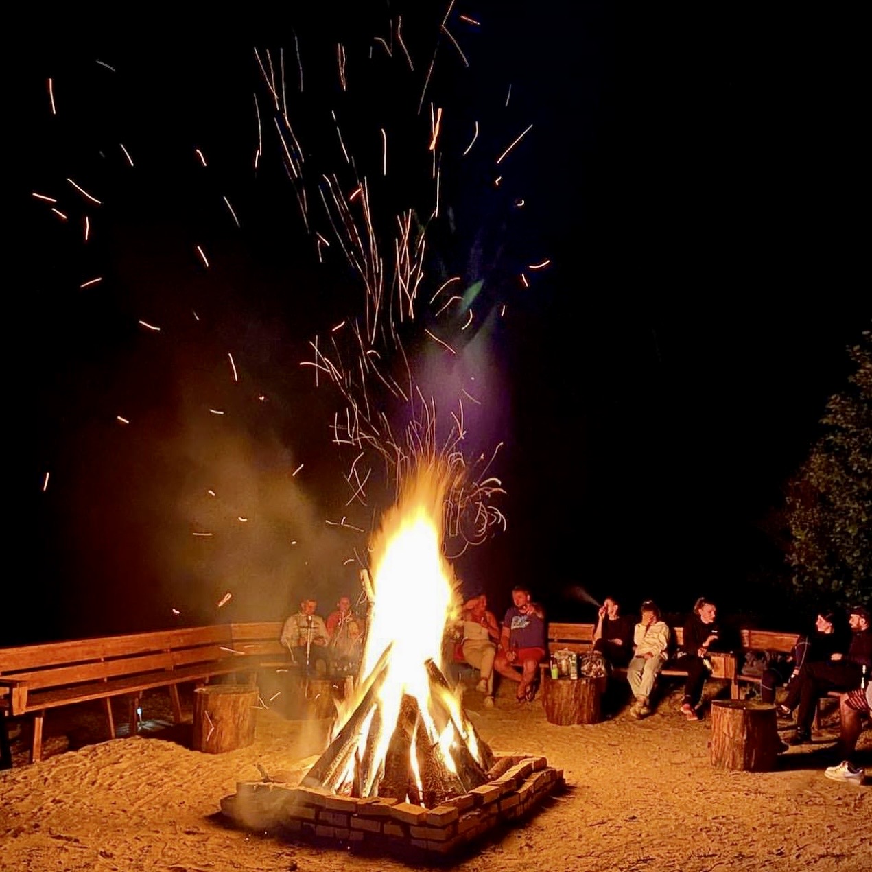 Костровое место на территории базы.