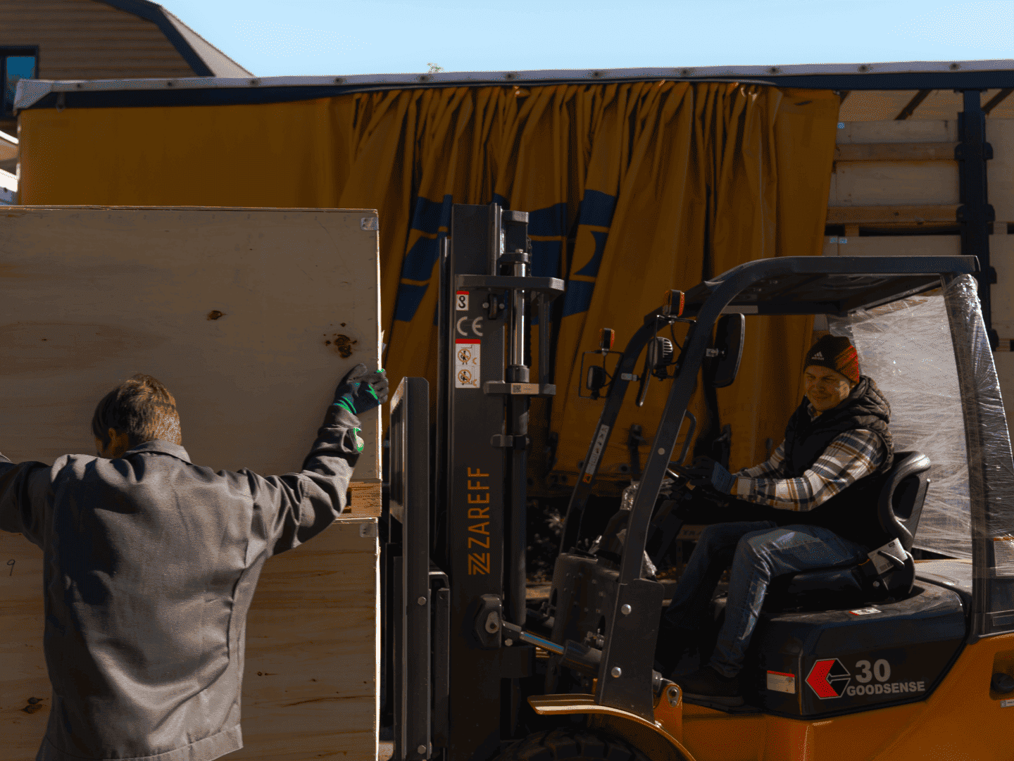 Разгрузка фуры со станками