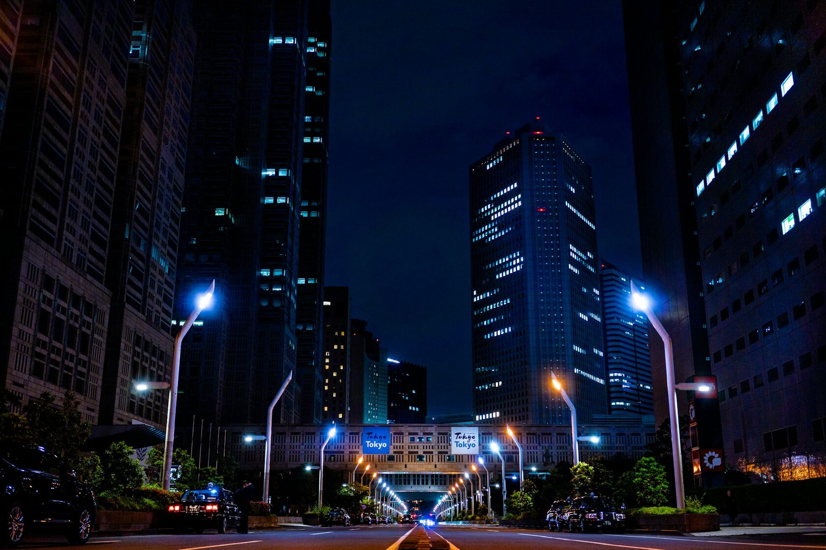 LED-освещение ночного города — современная магистраль