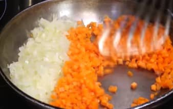 Приготовление супа с фрикадельками картошкой и вермишелью: шаг 5