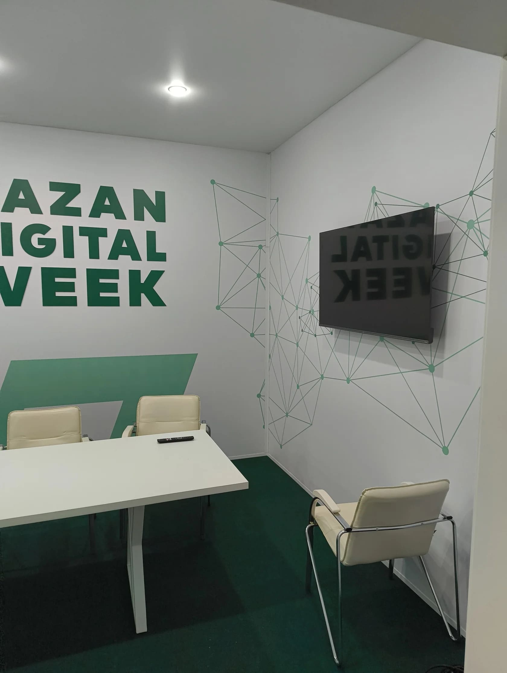 Медиа-зона внутри переговорной комнаты Kazan Digital Week