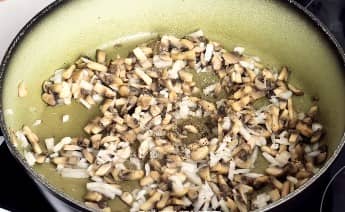 Приготовление закрытого пирога с грибами и картошкой в духовке: шаг 8