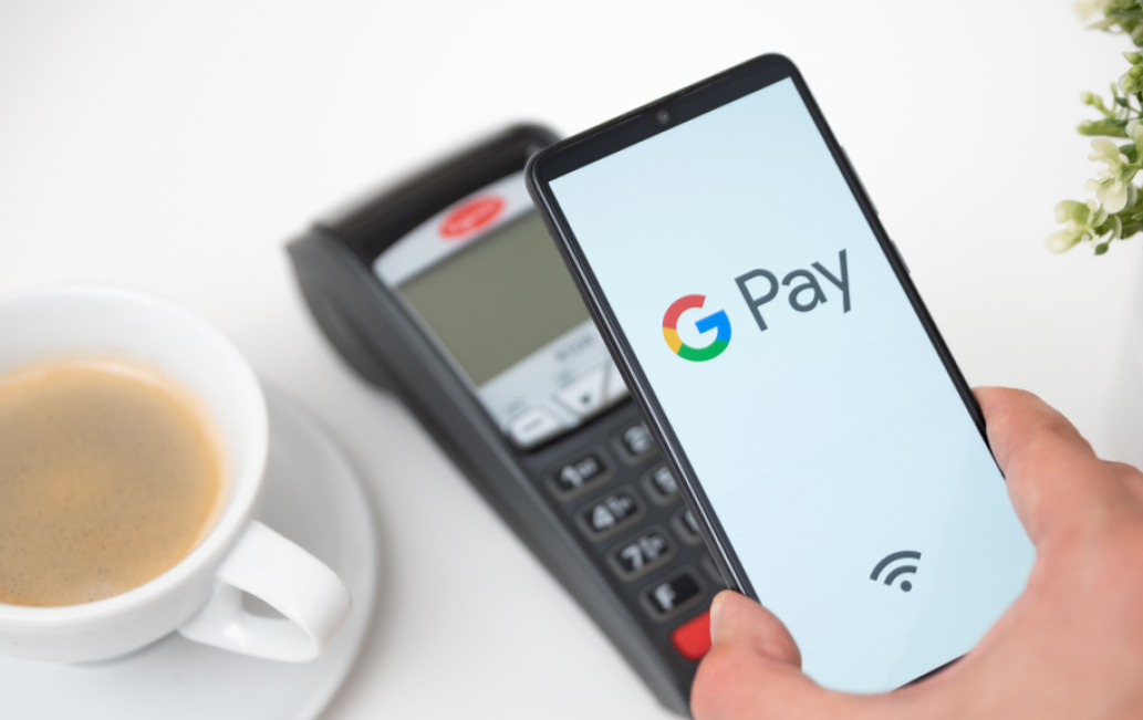 мужчина платит через google pay в кафе