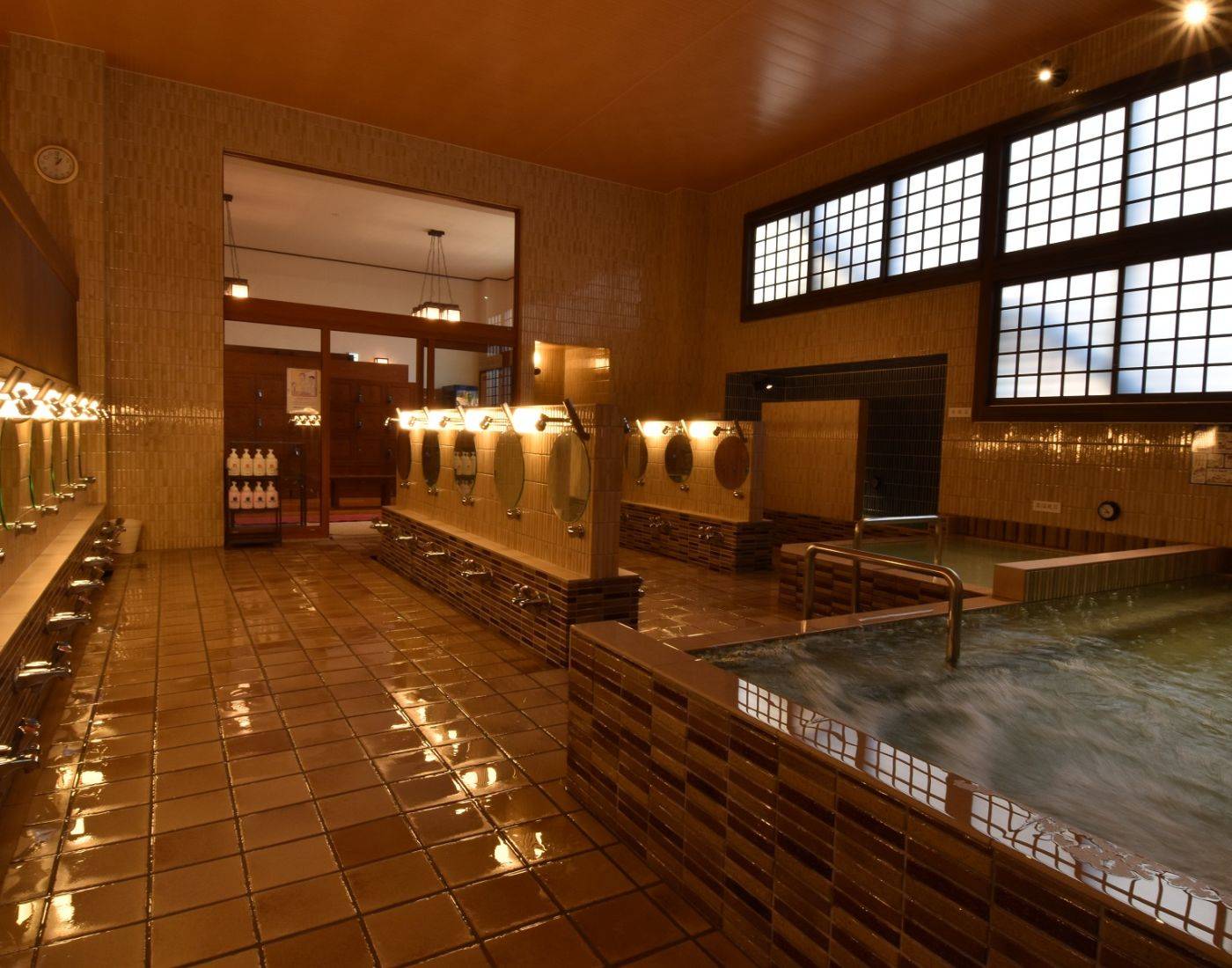 Японская общая купальня. Японская баня сэнто. Сэнто баня в Японии. Японская смешанная баня сэнто. Японская общественная баня Сенто.