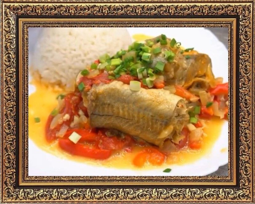 минтай тушеный с овощами в сковороде