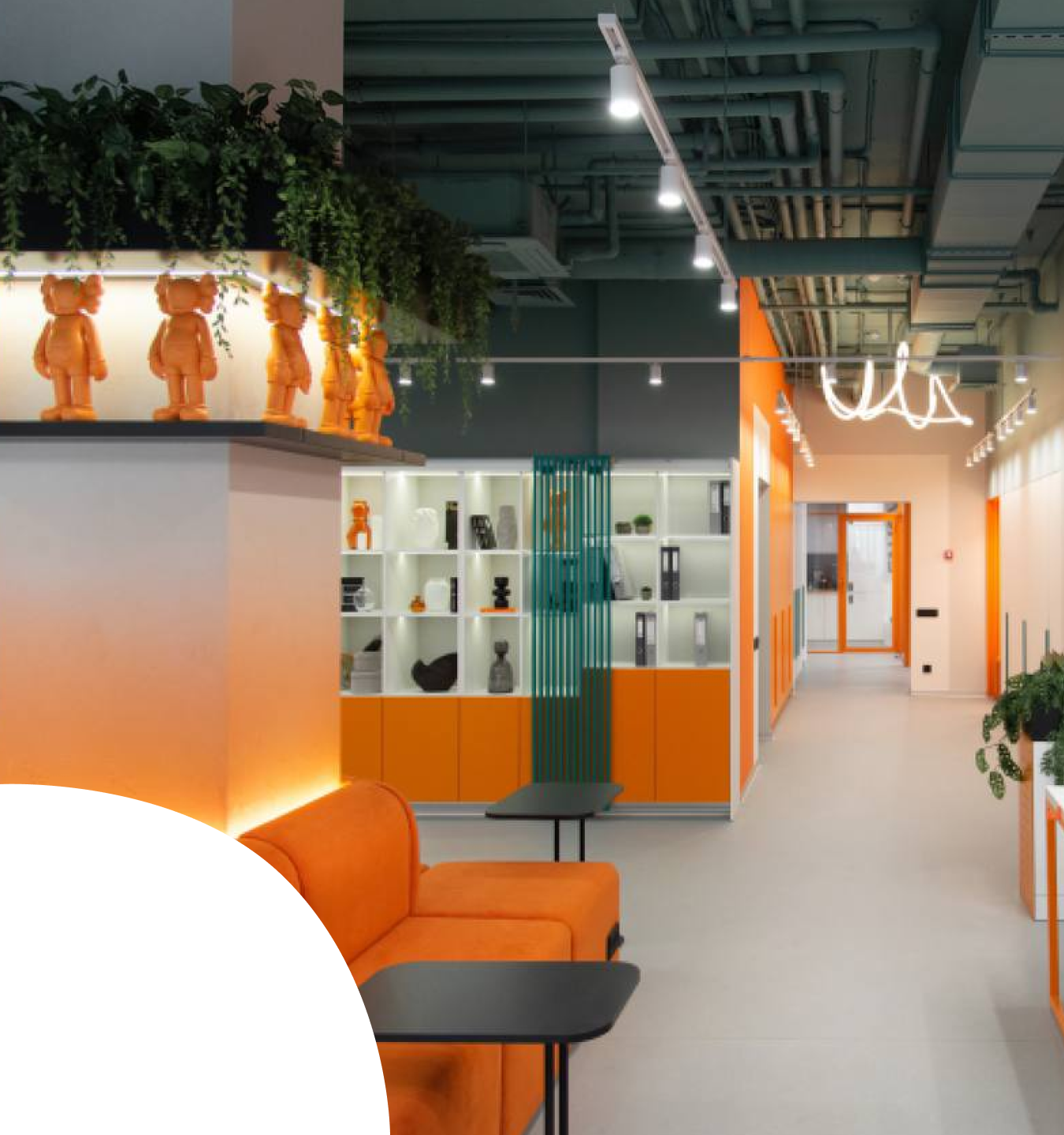 Офис с яркой мебелью