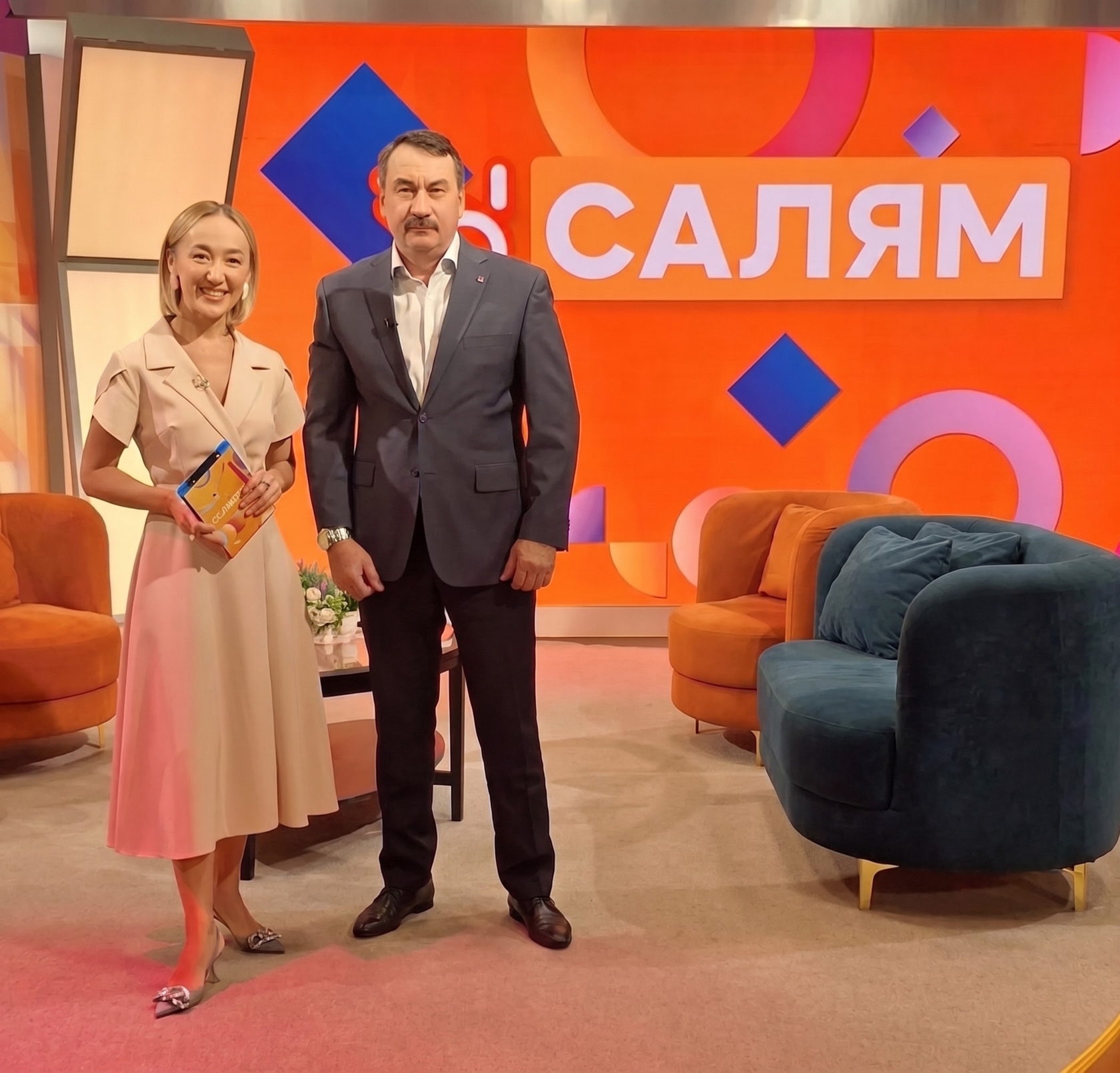 Салават Губайдуллин с ведущей программы «Салям» в студии телеканала БСТ