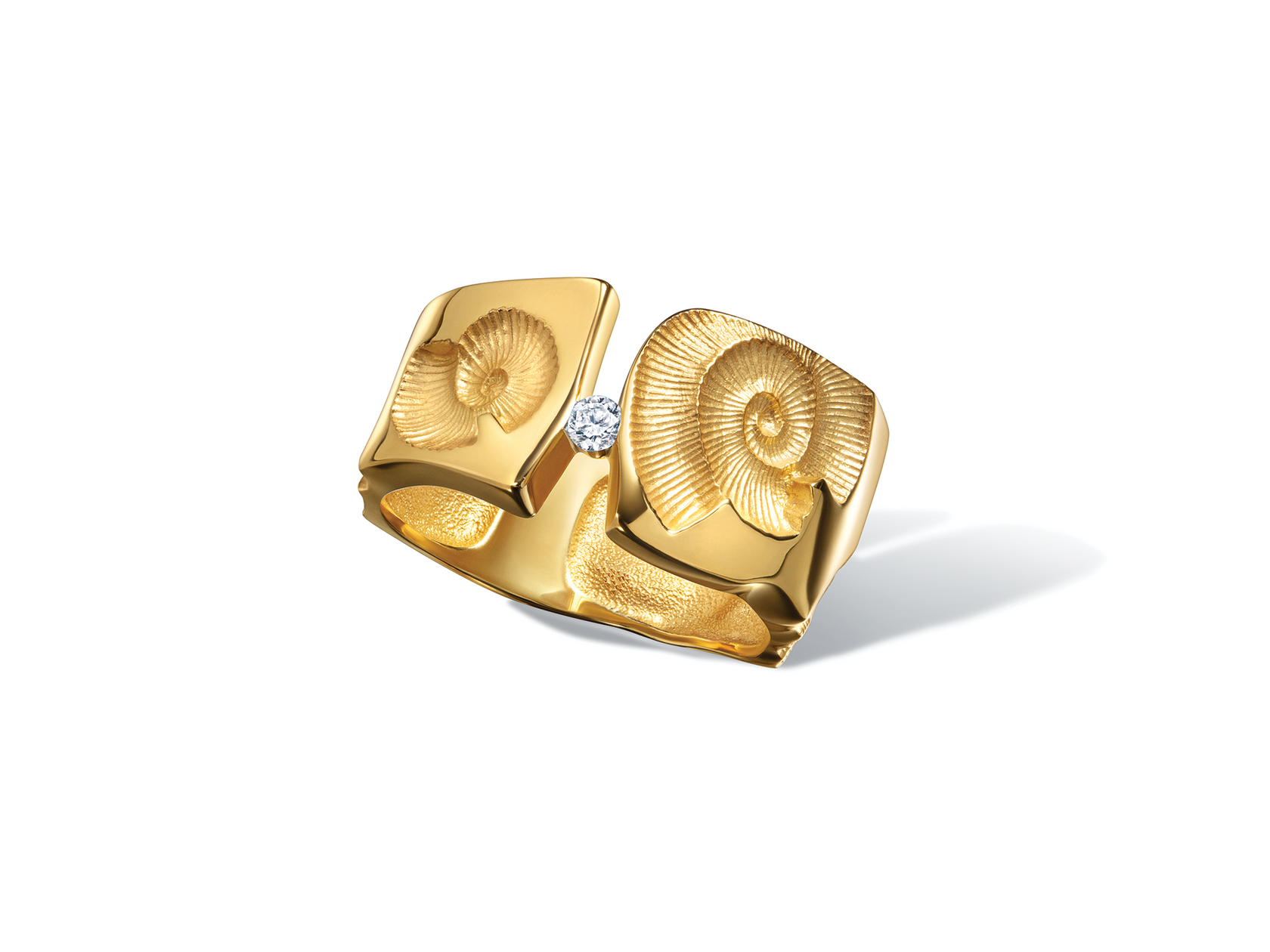 Золотое кольцо с бриллиантами и ракушками коллекции CAFE DEL MAR ювелирного бренда LARANX 