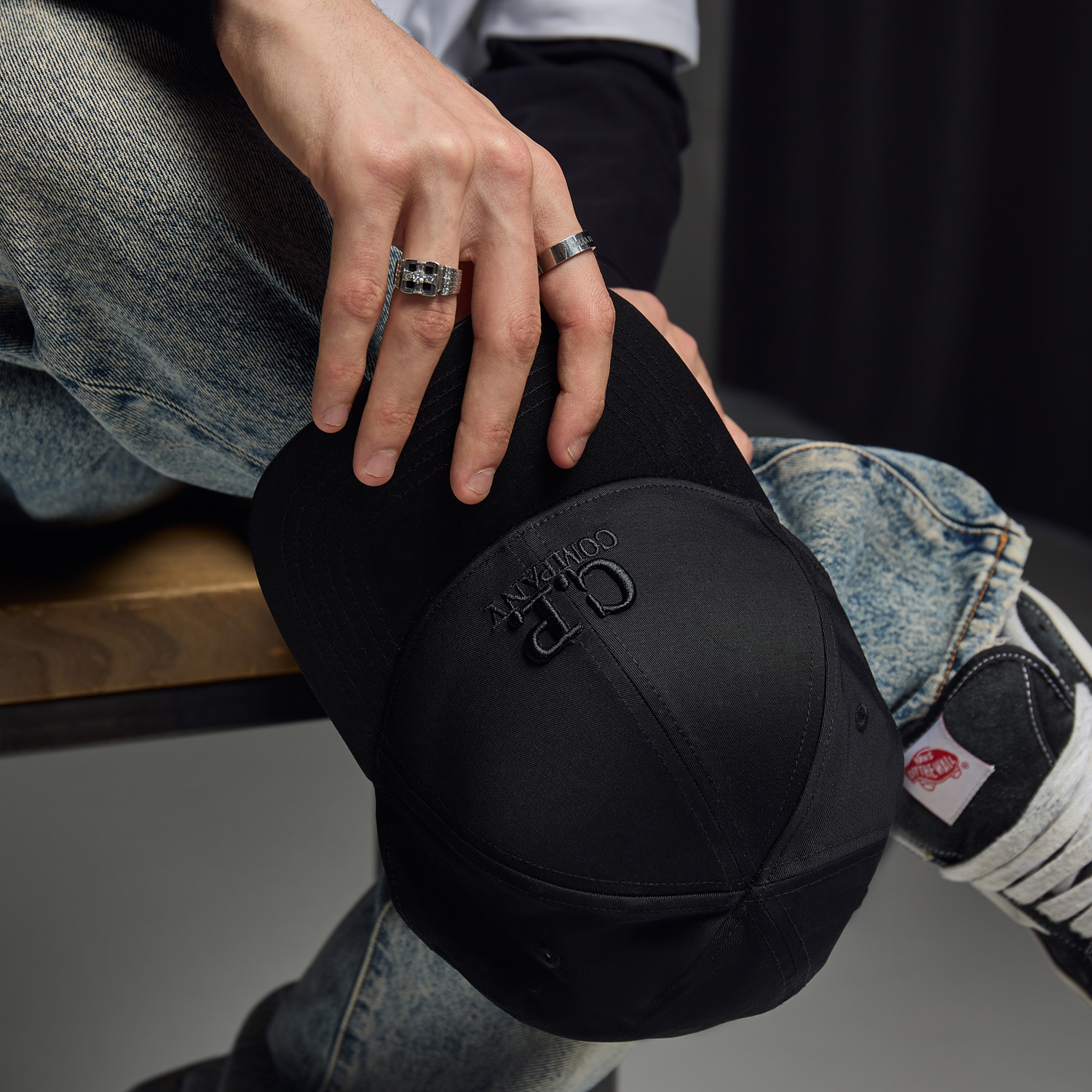 детальная съемка черной кепки в руке