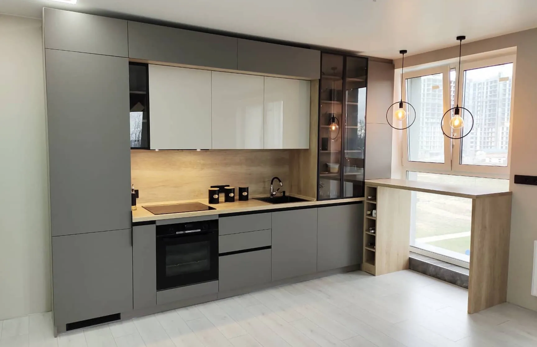 Кухня на заказ в современном стиле: пластик, алюминий и профиль Gola 2