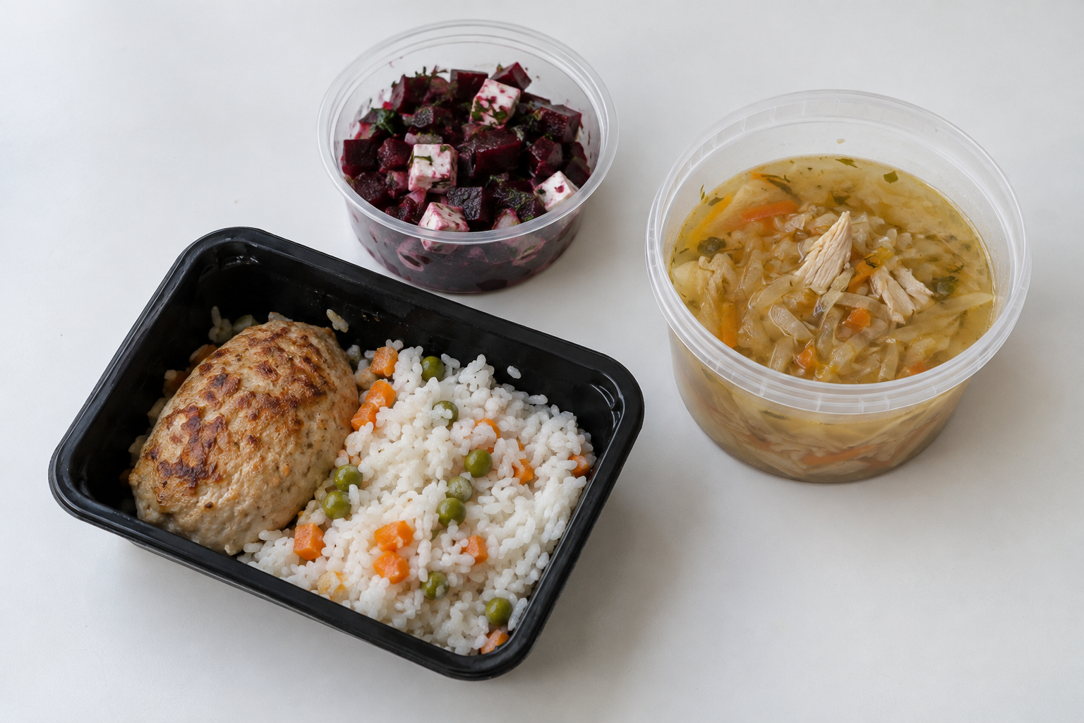 Пример обеда: Салат из свёклы с фетой, Щи из свежей капусты с курицей, Котлета куриная, Рис с овощами