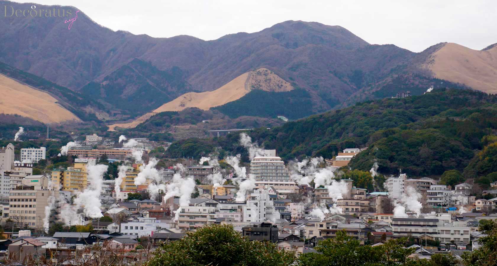 беппу япония - панорама города со столбами геотермального пара