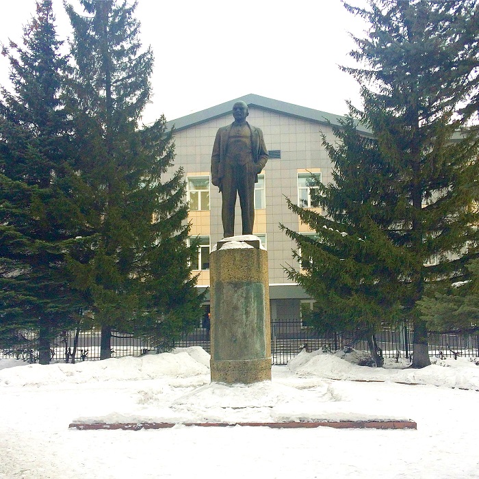 Погода в кольчугине на 14. Памятник Ленину в Кольчугино. Кольчугино Ленинск-Кузнецкий. Памятник Ленину в г.Ленинск-Кузнецкий. Памятник Ленину в Ленинске Кузнецком.