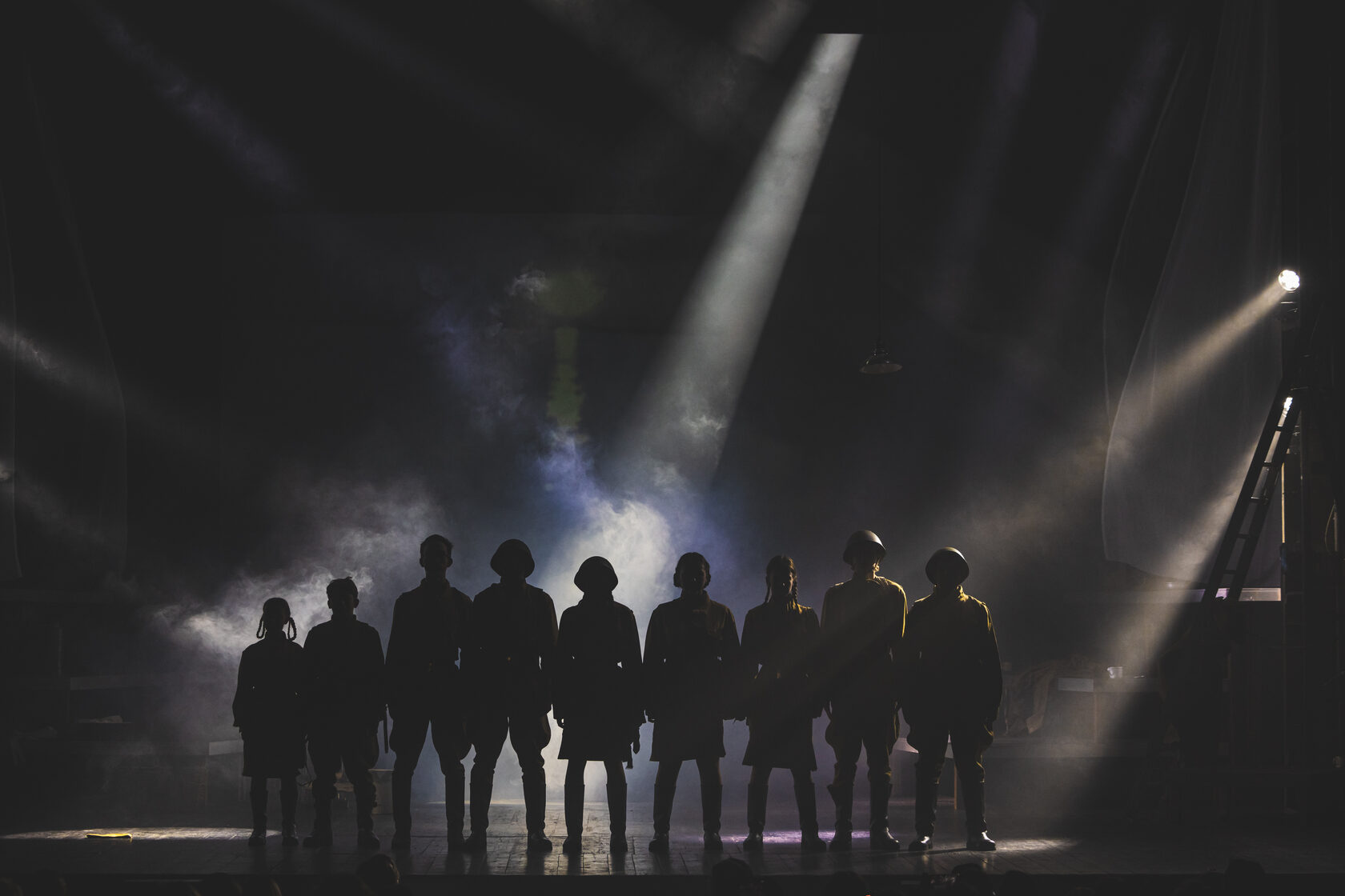 Момент из спектакля «Тёркин – это мы!» на сцене театра им. Гоголя.