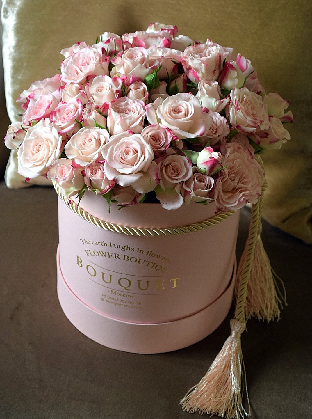 С днем рождения женщине цветы в коробке. Шикарный букет в коробке. Красивые коробки с цветами. Букеты цветов в коробках. Шикарные букеты в коробках.
