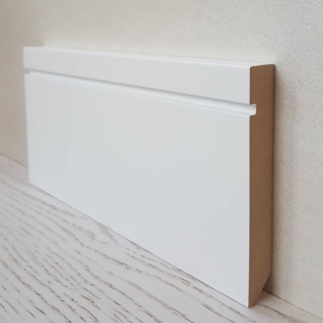 Крашеный плинтус из МДФ, который добавляет утонченности и защищает углы стен