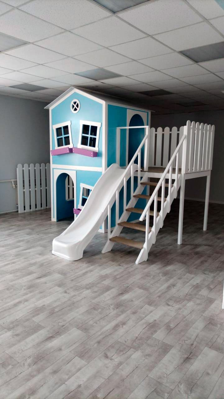 Детский игровой домик с горкой и ограждением