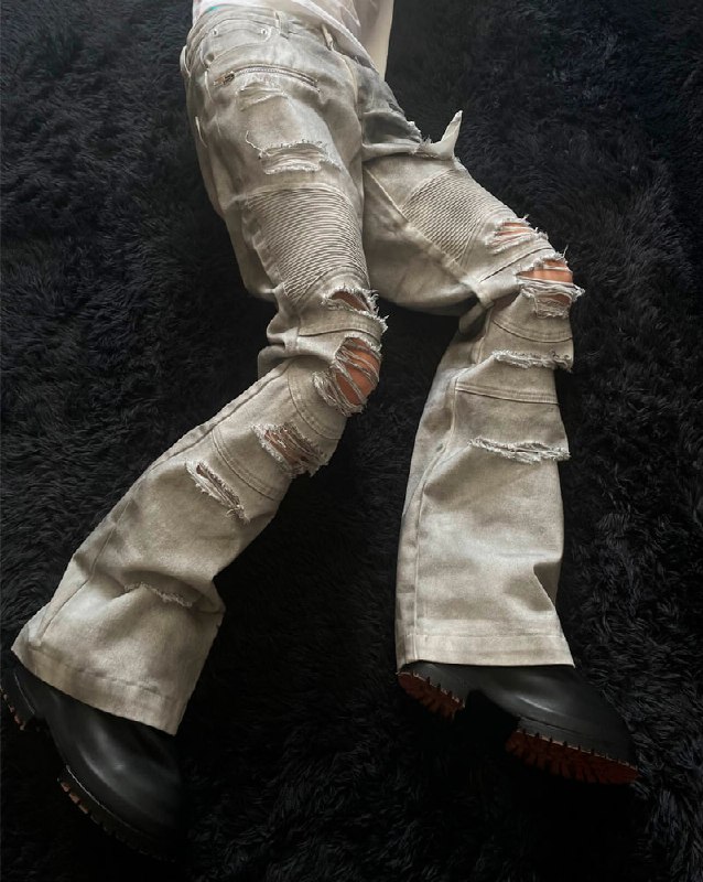 Детали Biker Bootcut Denim: потёртости, разрезы и фактурные швы