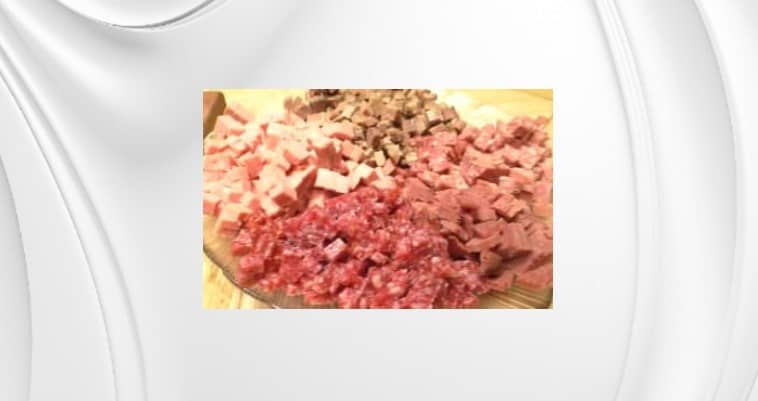 Приготовление солянки с колбасой и картошкой: шаг 3