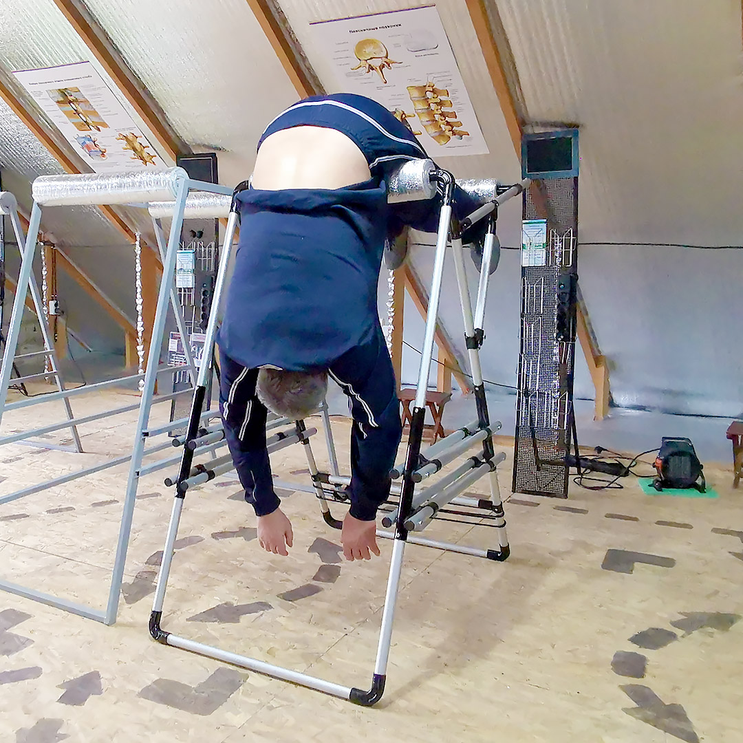 Фото виса на тренажёре для восстановления позвоночника ГравитОНе. Занятие в Анапе у мастера РАмана.