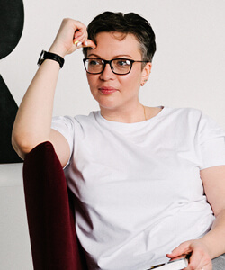 Девушка в белом