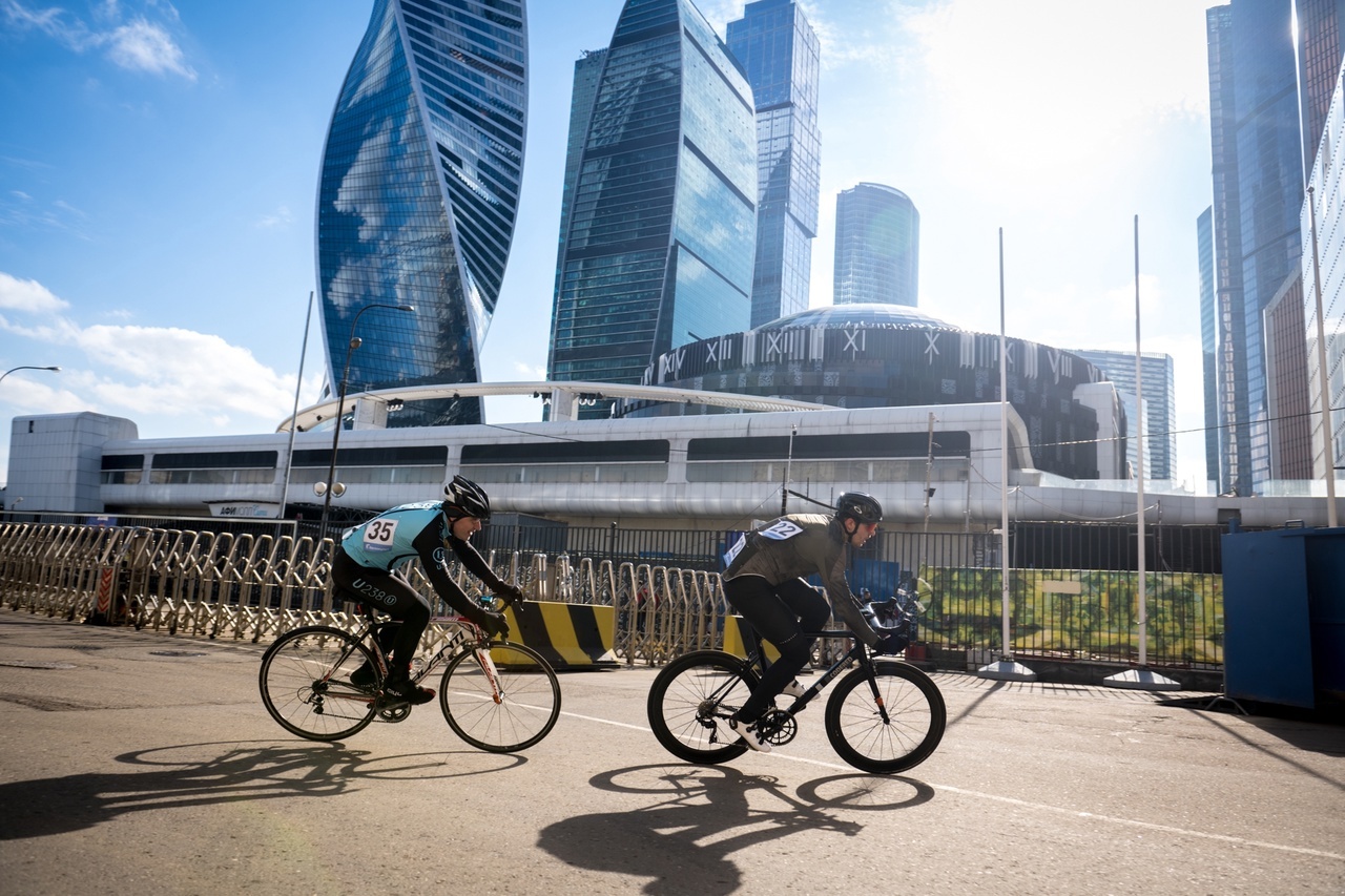Велогонщики на уличной трассе в Москва-Сити