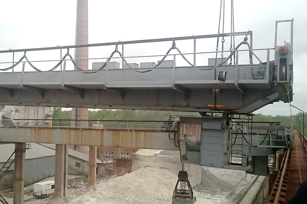Демонтаж мостовой группы. Монтаж мостовых. Мостовой кран 100 тн. Монтаж мостовых. Подкрановые балки мостовых кранов завод.