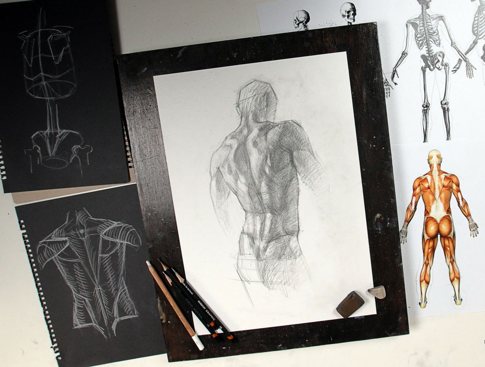 Молодые художницы рисуют мужское тело