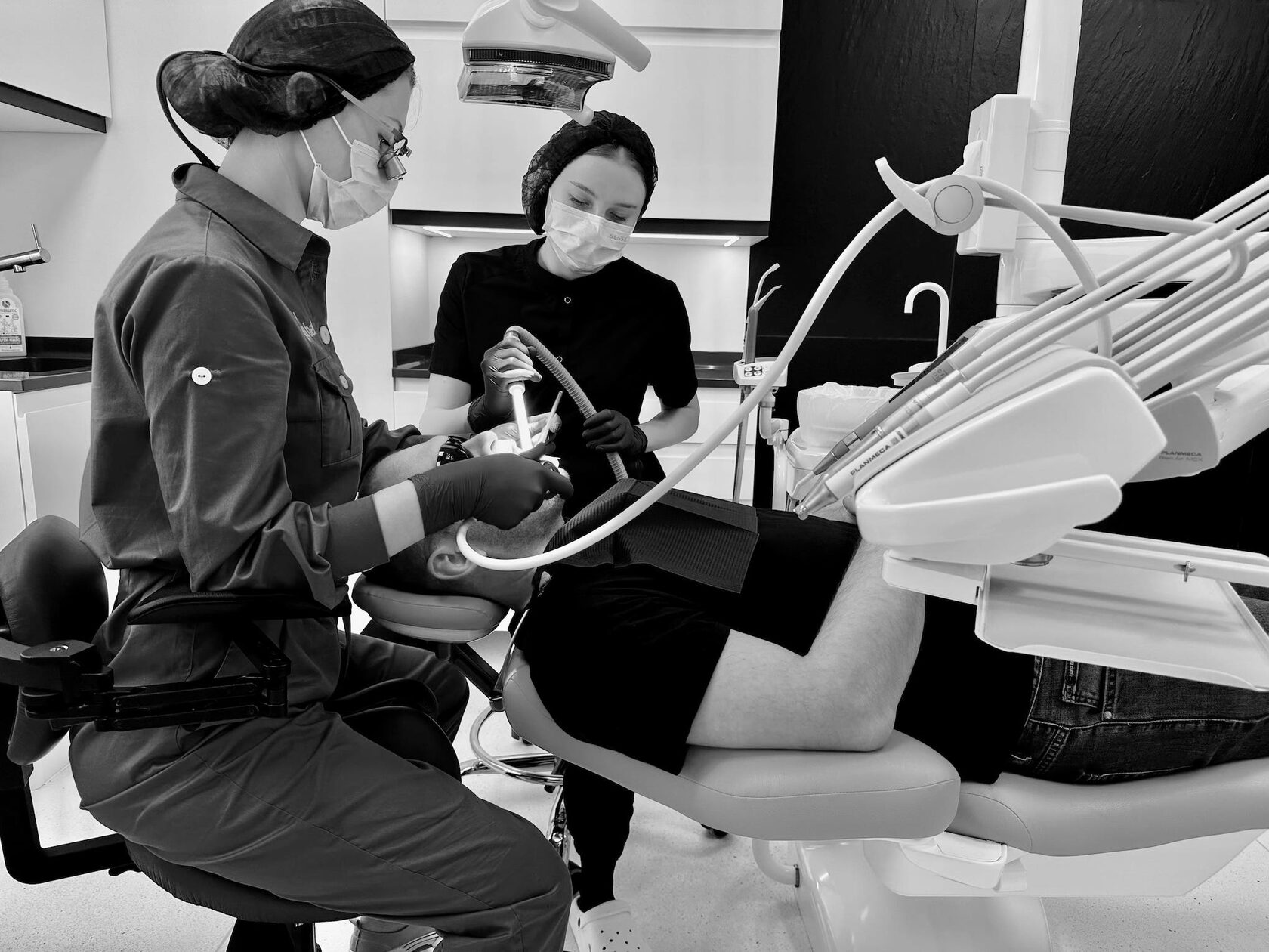 Профессиональная гигиена для пациентов с винирами и имплантами в клинике Пробел на Ленинградском проспекте