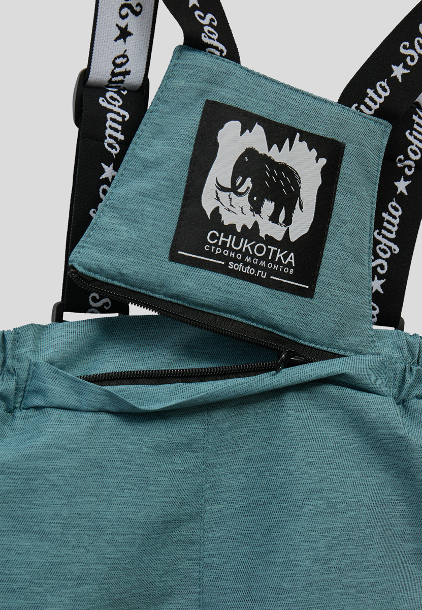 значок фирмы одежды на штанах с подтяжками