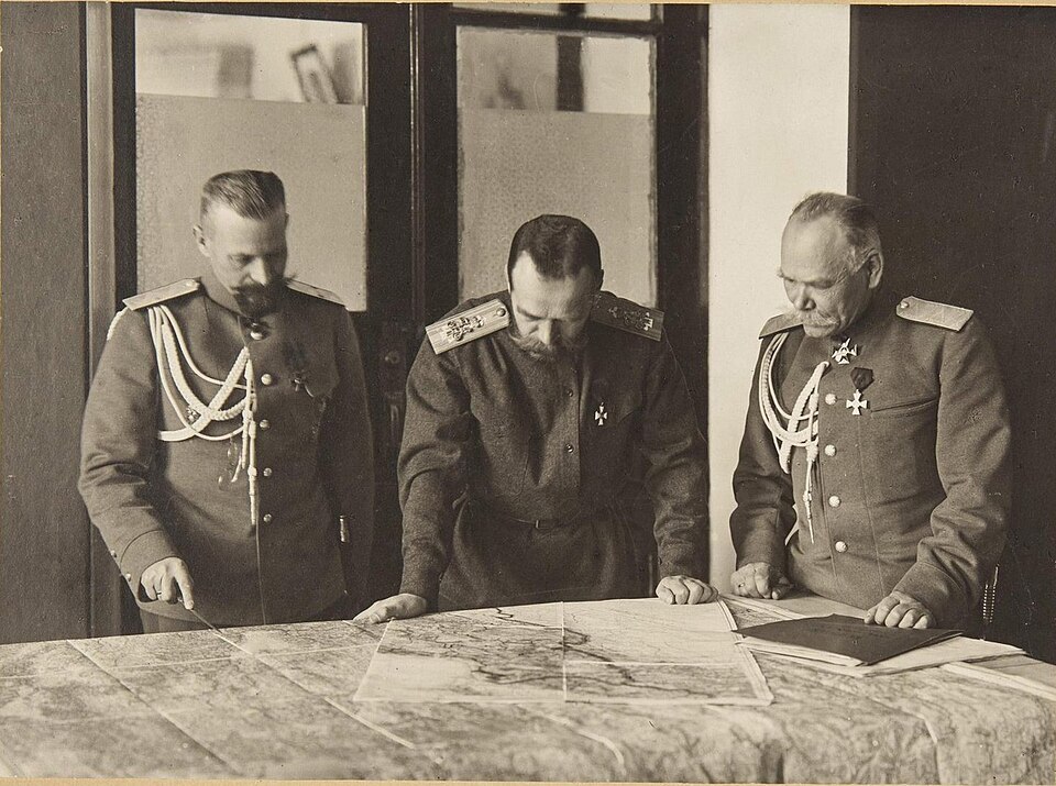Генерал М. Пустовойтенко (слева), император Николай II, генерал М. Алексеев (справа) в Ставке. 1915 г.