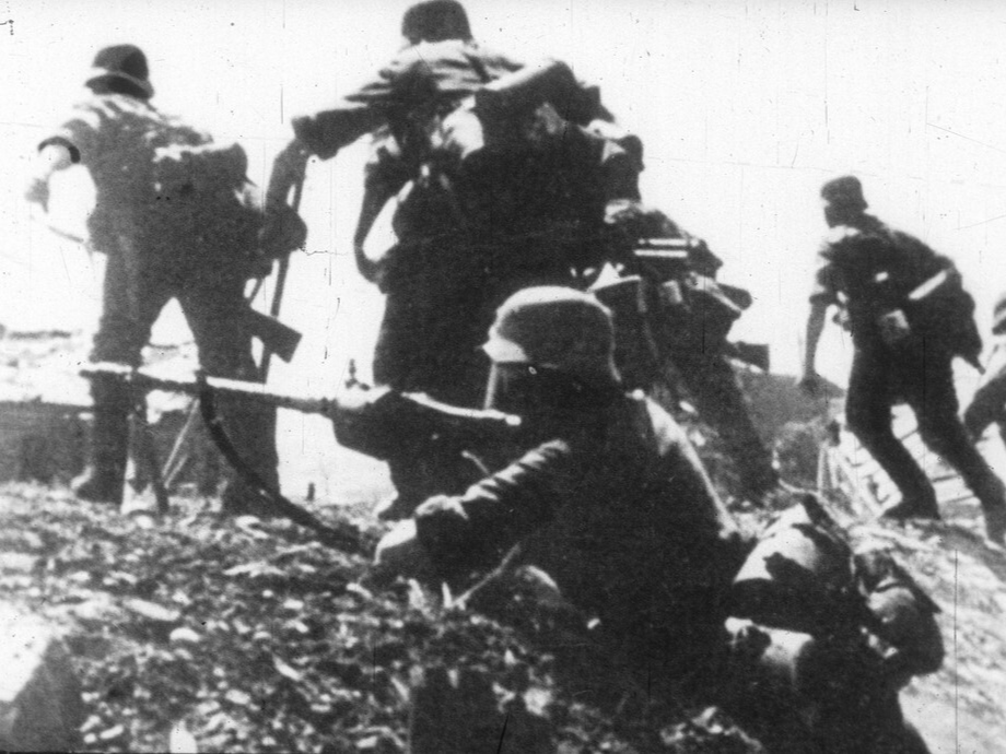 В августе немцы вышли на подступы. Нападение немцев на Сталинград. Сталинградская битва наступление немцев.