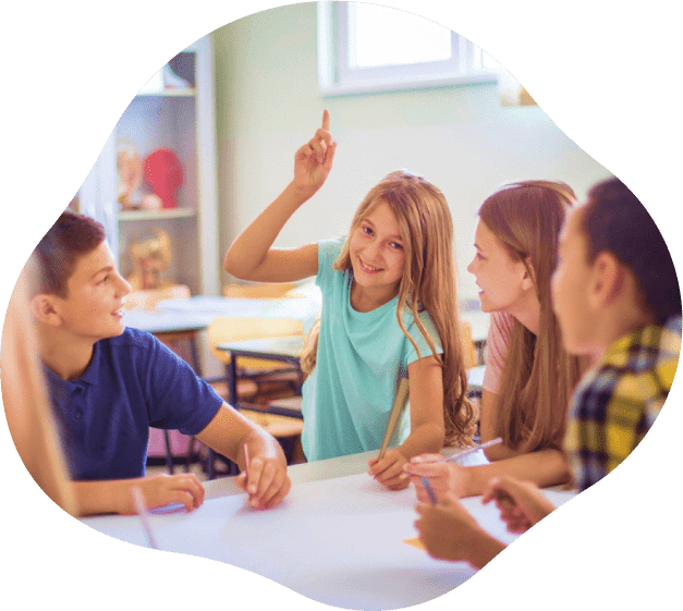 Группа детей весело обсуждает творческий проект в уютном классе — атмосфера дружбы и вдохновения в кружках рядом с вашим домом в вашей школе