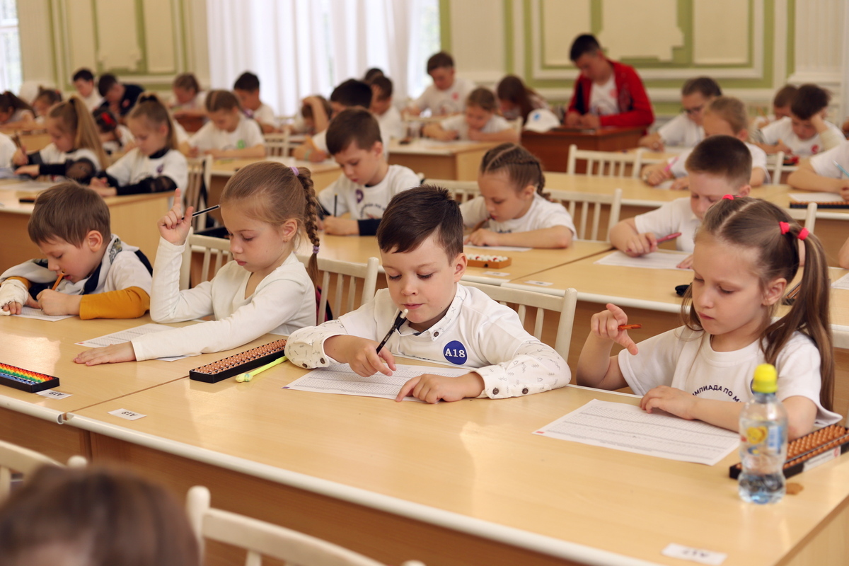 Призёры с дипломами на сцене региональной олимпиады SmartyKids Томск 2021