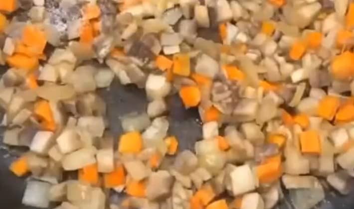 Приготовление крем-супа из шампиньонов со сливками: шаг 4