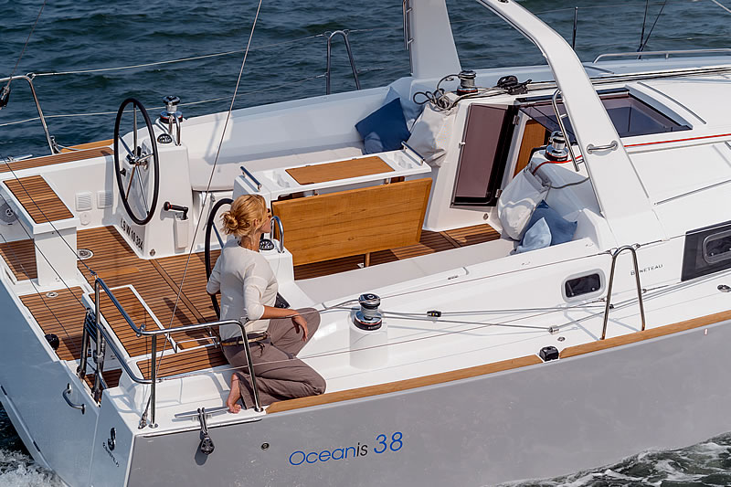 Парусная яхта Oceanis 38 — конструктор для взрослых