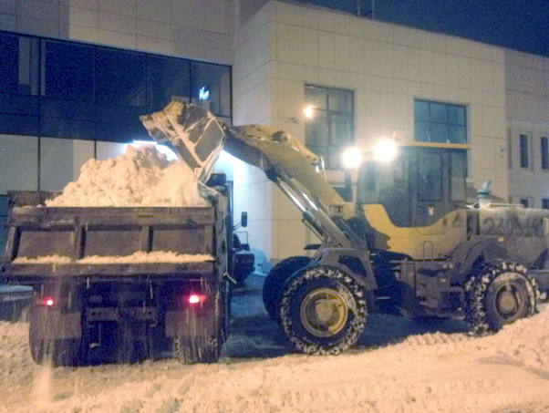 Механизированная уборка снега в ночное время | Тюменская снегоуборочная организация Уберснег