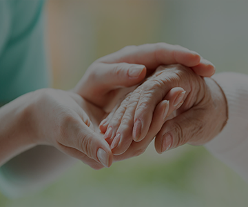 Молодые руки бережно поддерживают пожилые руки, психологическая помощь