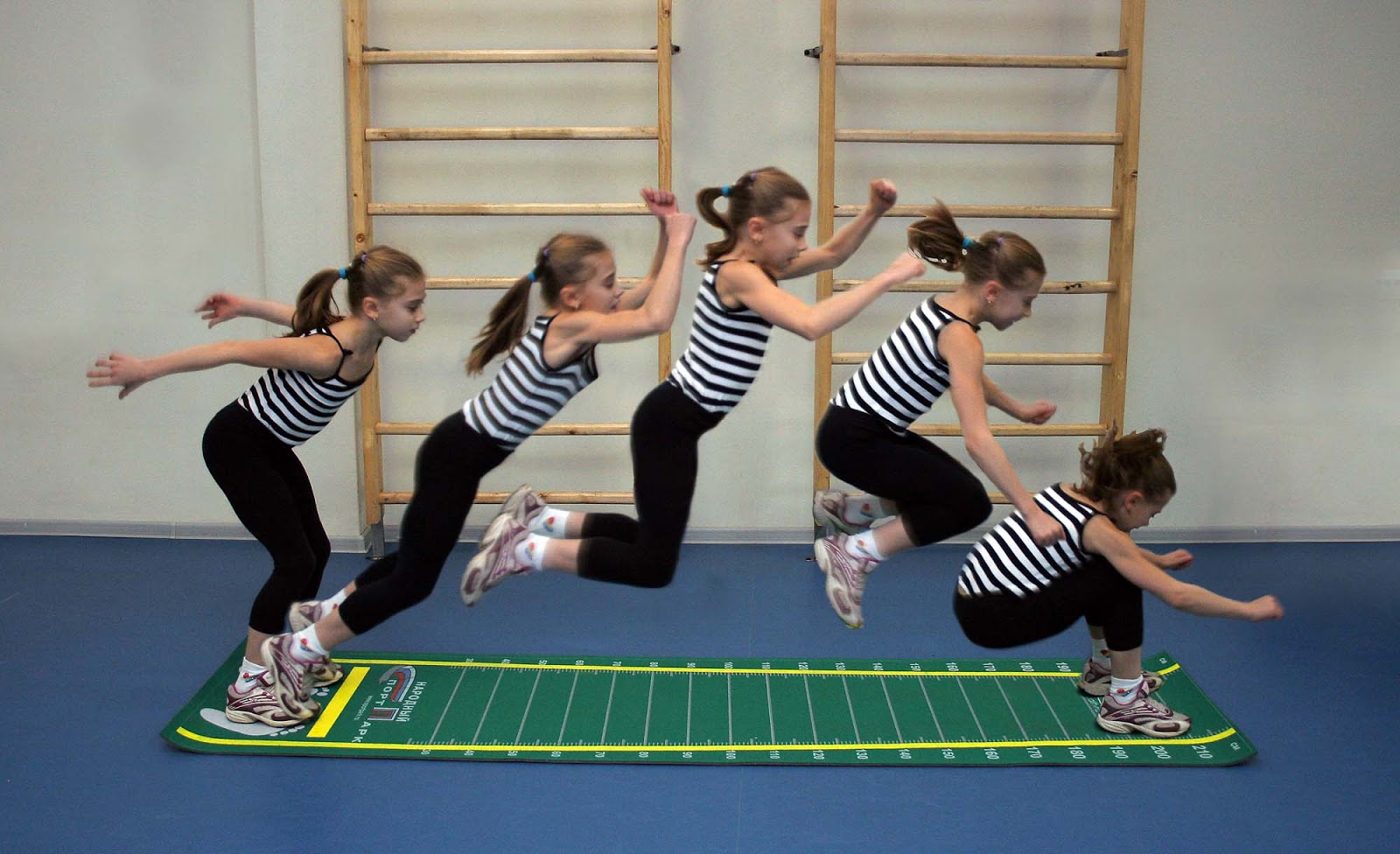 Квадробика дети. Дети на физкультуре. Прыжок в длину с места. Ребенок физкультура в прыжке. Урок физической культуры.